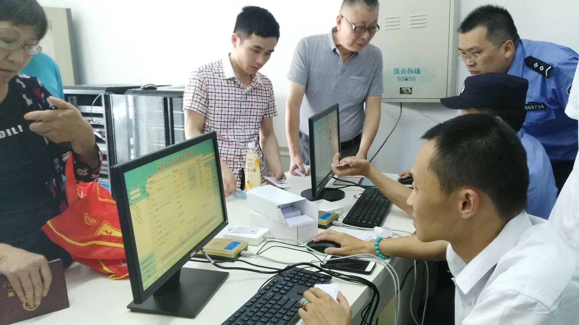 蘇州錦鄰緣小區(qū)使用我公司的身份證門禁系統(tǒng) 身份證門禁系統(tǒng)又稱實有人口視頻云門禁系統(tǒng),主要是實現(xiàn)的功能如下: 1、租客刷身份證開門,業(yè)主刷IC卡開門 2、刷身份證時抓拍刷卡時的照片 3、查看刷記錄時,可以查看刷時前后10秒的視頻 4、多門聯(lián)網(wǎng),數(shù)據(jù)共享 5、外來人員,做訪客登記進(jìn)入 6、可實時查看每個門的狀態(tài),鎖的狀態(tài) 蘇州錦鄰緣小區(qū)使用我公司的身份證門禁系統(tǒng) 身份證門禁系統(tǒng)又稱實有人口視頻云門禁系統(tǒng),主要是實現(xiàn)的功能如下: 1、租客刷身份證開門,業(yè)主刷IC卡開門 2、刷身份證時抓拍刷卡時的照片 3、查看刷記錄時,可以查看刷時前后10秒的視頻 4、多門聯(lián)網(wǎng),數(shù)據(jù)共享 5、外來人員,做訪客登記進(jìn)入 6、可實時查看每個門的狀態(tài),鎖的狀態(tài)